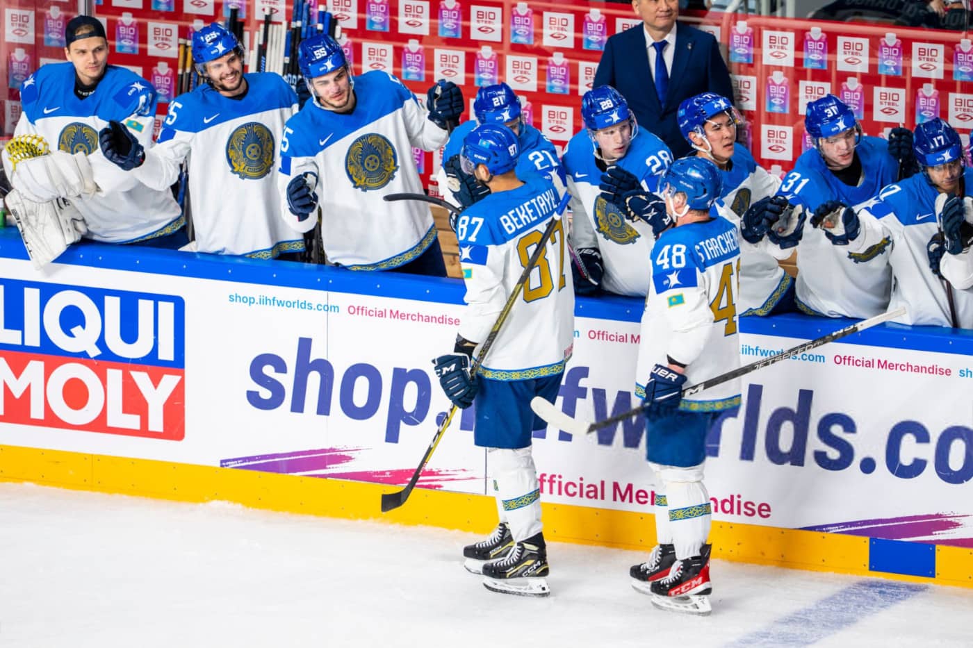 Сборная Казахстана по хоккею празднует гол в ворота Канады